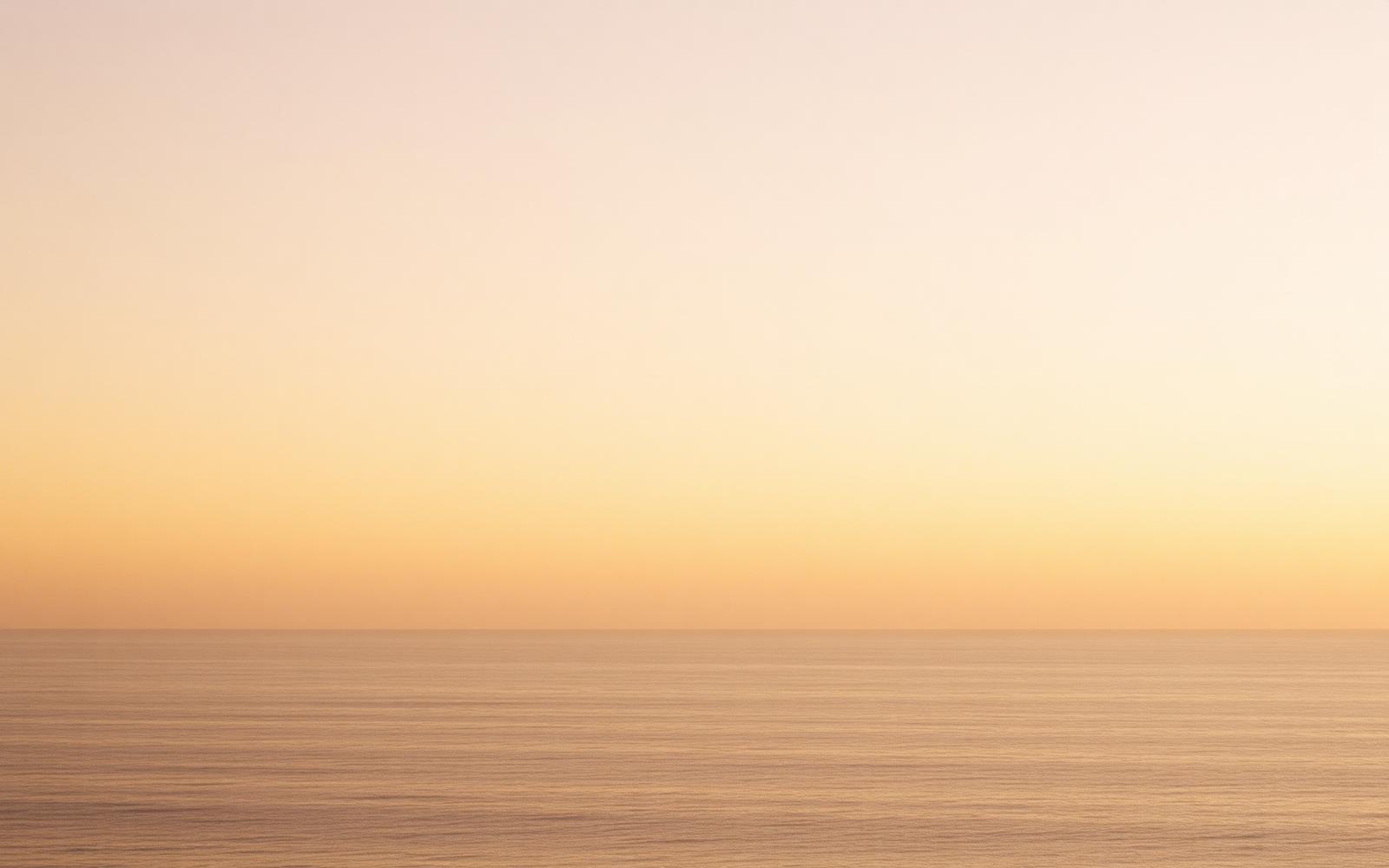 Mar calmo ao entardecer em Florianópolis